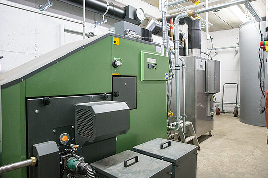 HDG Hackschnitzelkessel C105 - 100 kW – Referenzen Heine Heizungsbau